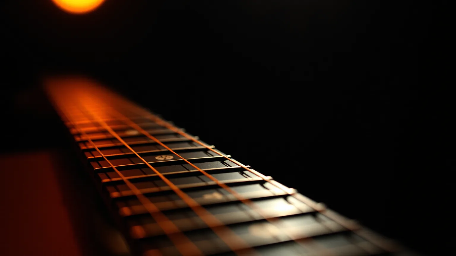 Braço de um violão com trastes e cordas iluminados por uma luz quente, em primeiro plano