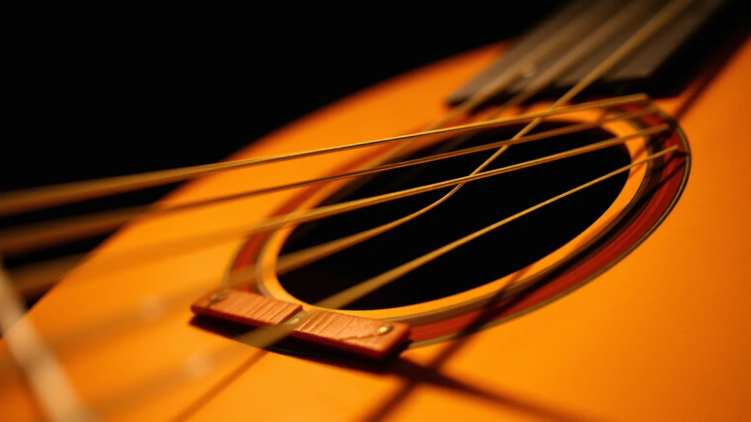 Cordas de um violão iluminadas por uma luz quente e lateral, com o fundo escuro